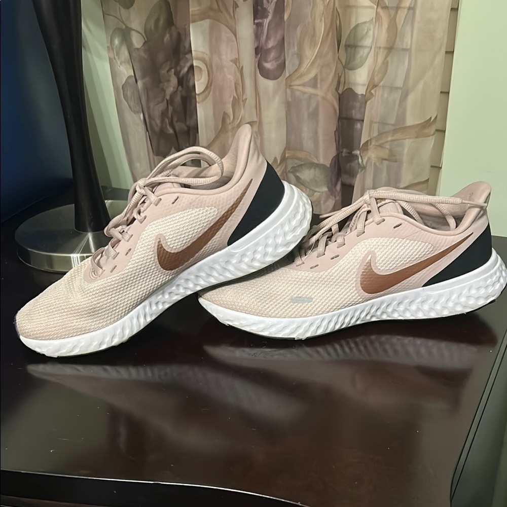 Nike Women's Rose Gold Running Shoes size 9 - Picture 2 of 7